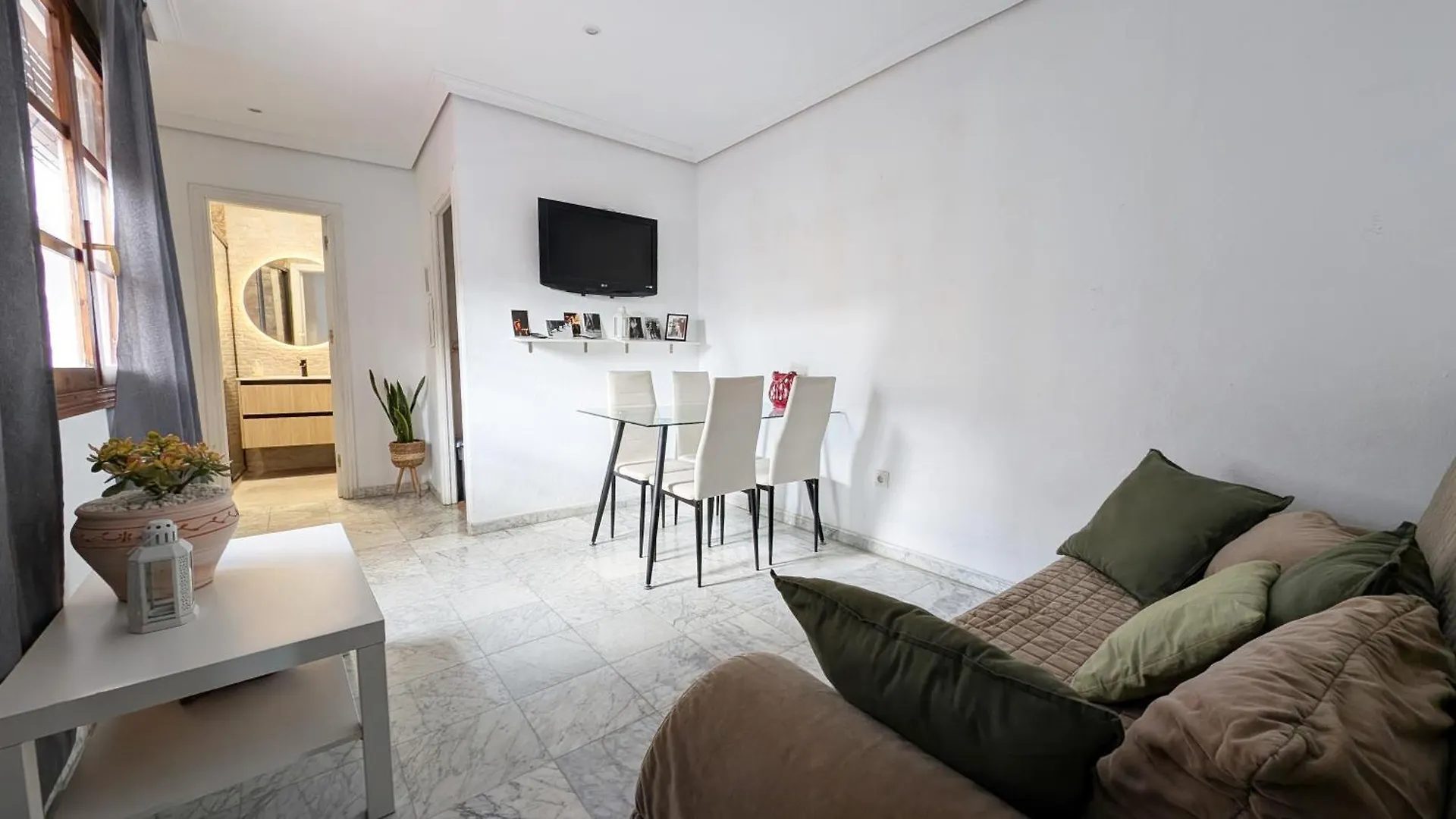 Apartamento La casa roja: luminoso ático con vistas Sevilla España